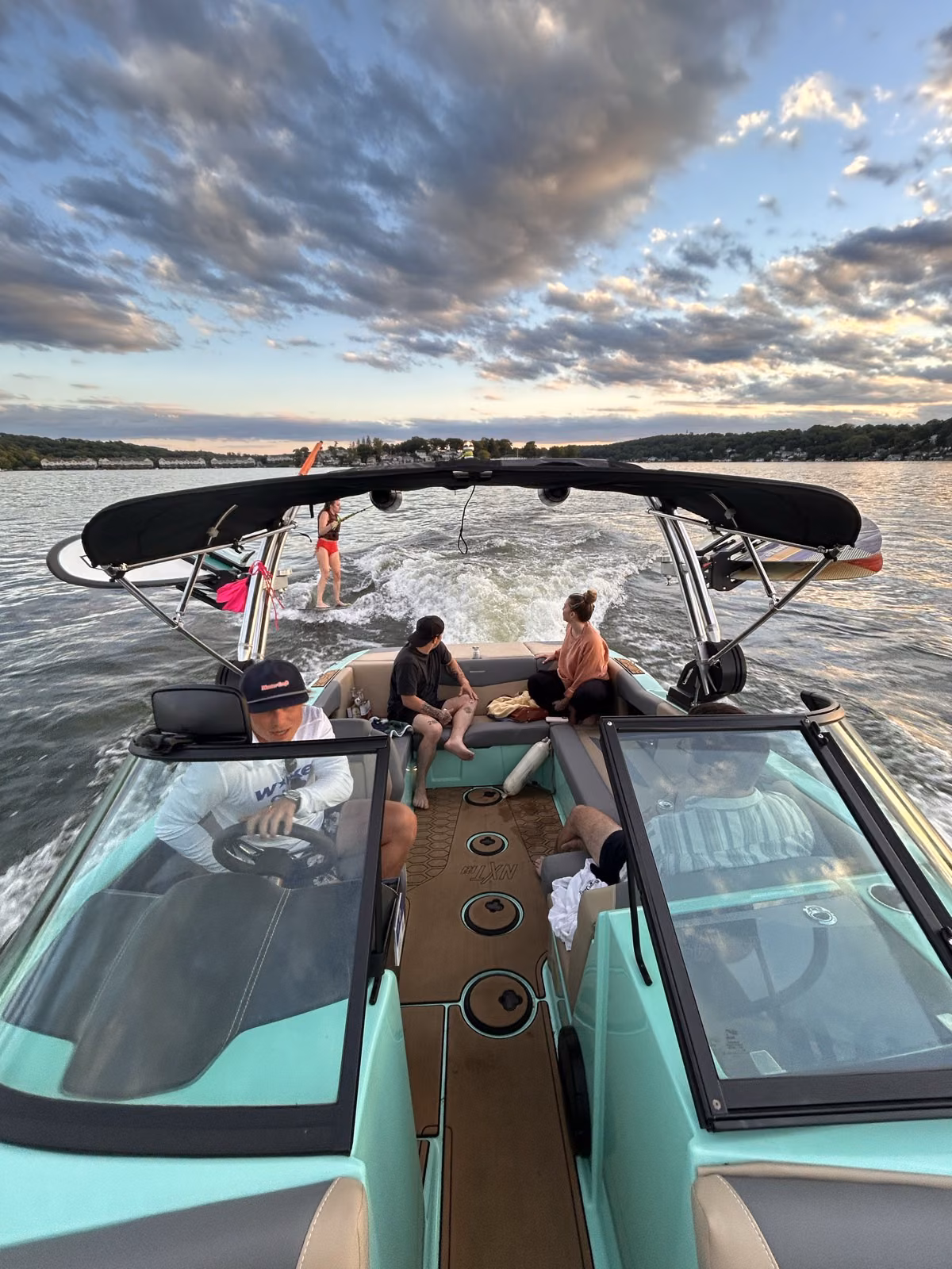 A bordo del wakeboat de Wake Club al atardecer en Lake Hopatcong