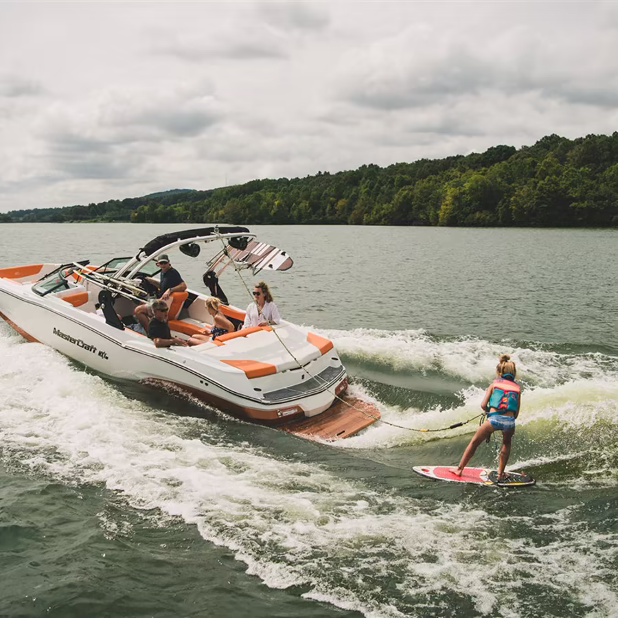 Wakeboard detrás del MasterCraft en Lake Hopatcong