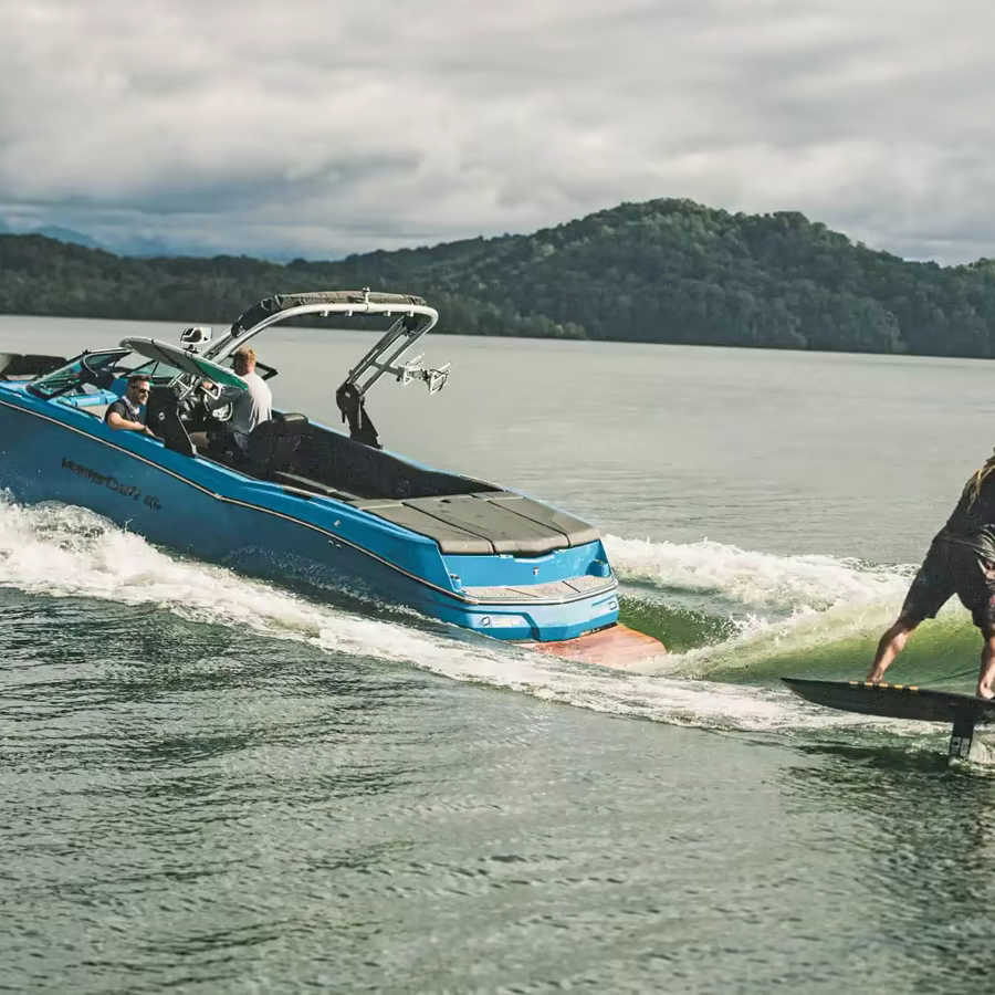 MasterCraft NXT remolcando a un wakesurfer