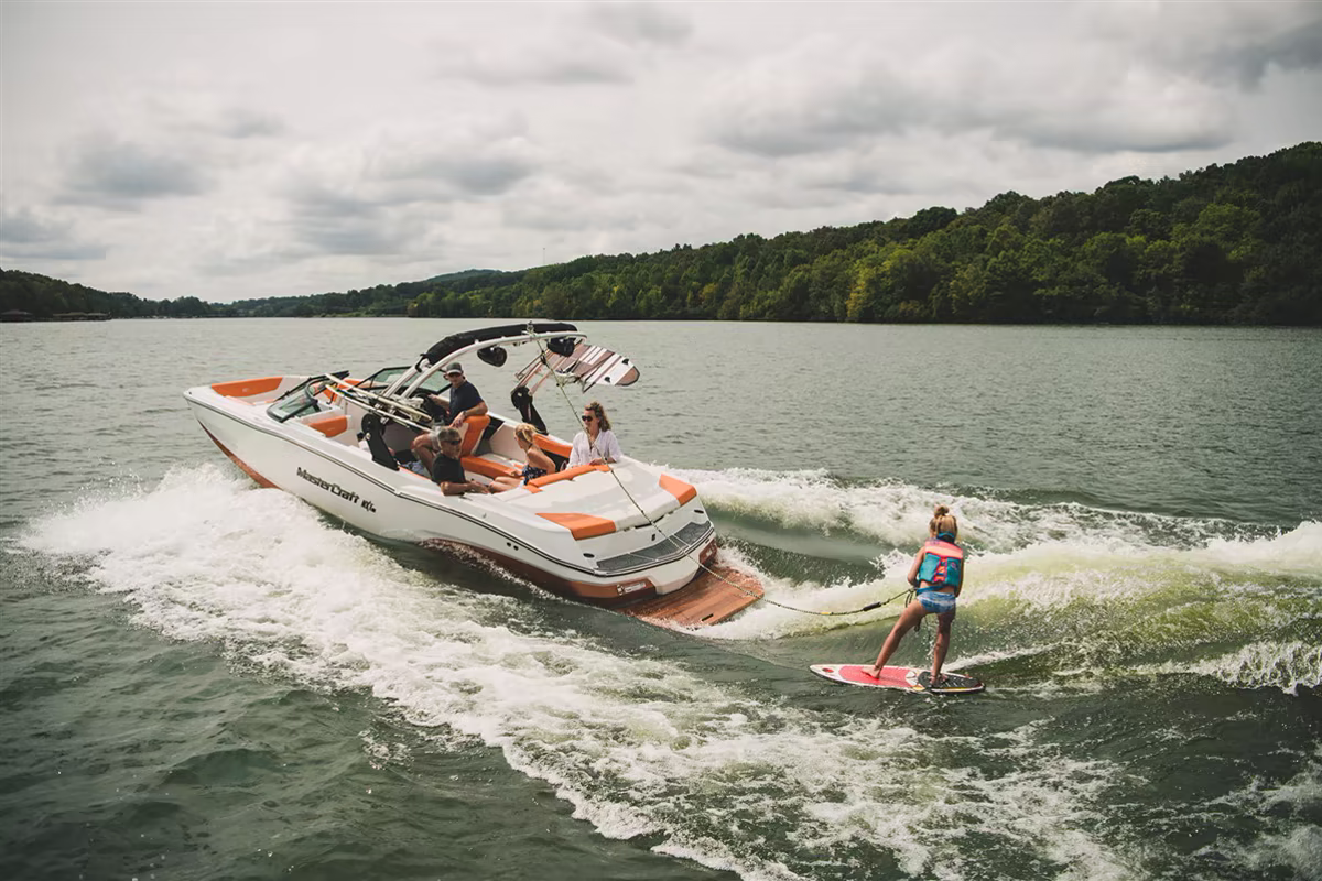 Wakeboard detrás del MasterCraft en Lake Hopatcong