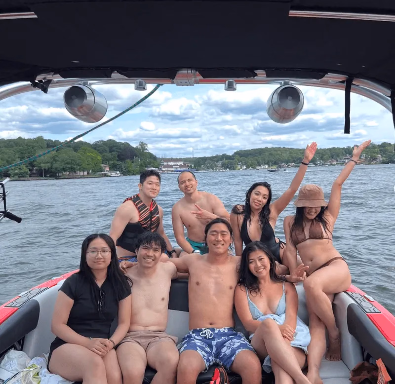 Amigas celebrando en el barco