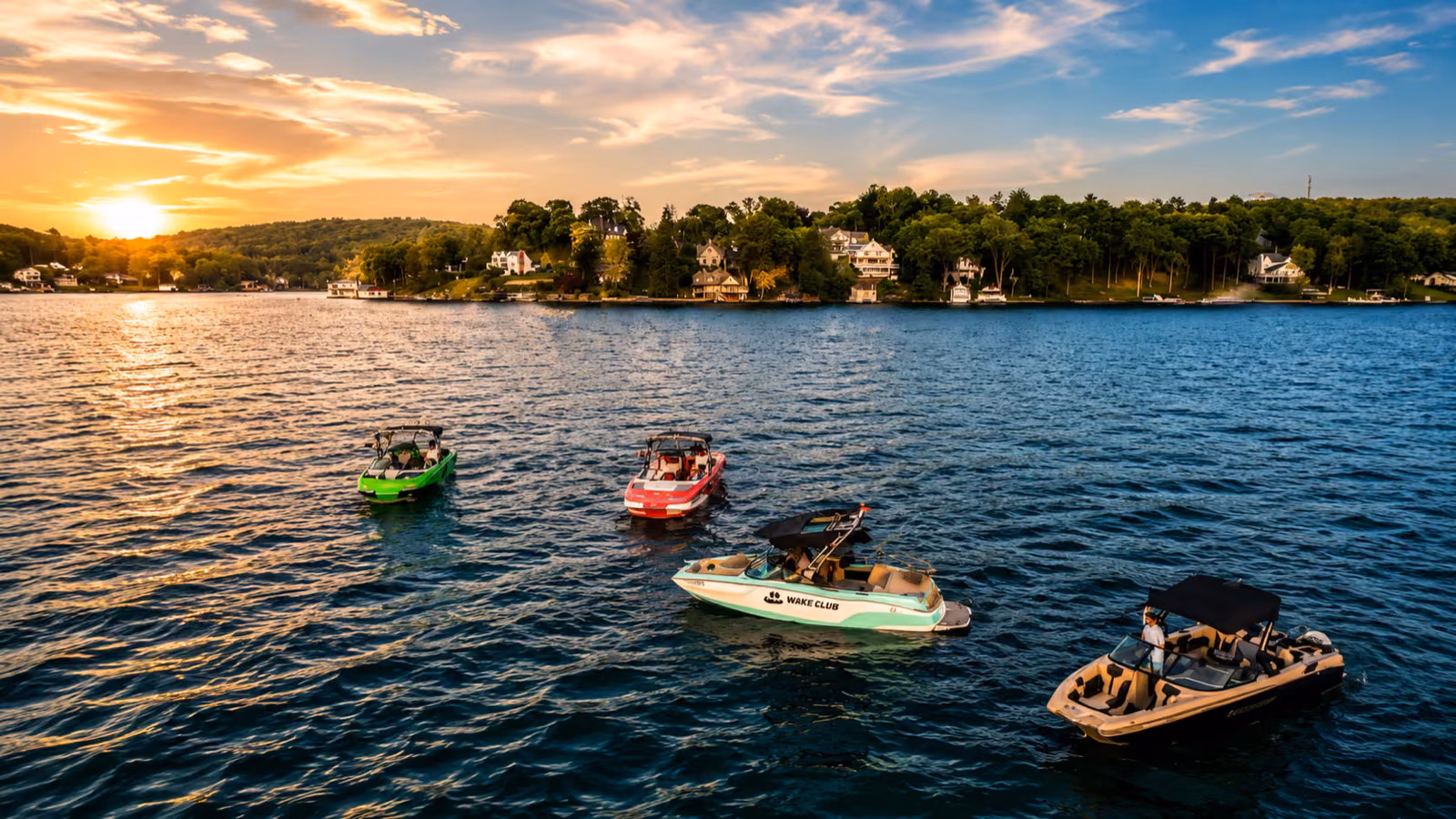 Kayaks en el lago