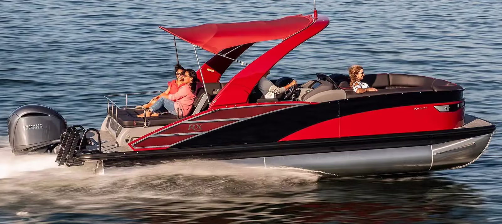 Pontoon paseando por el lago