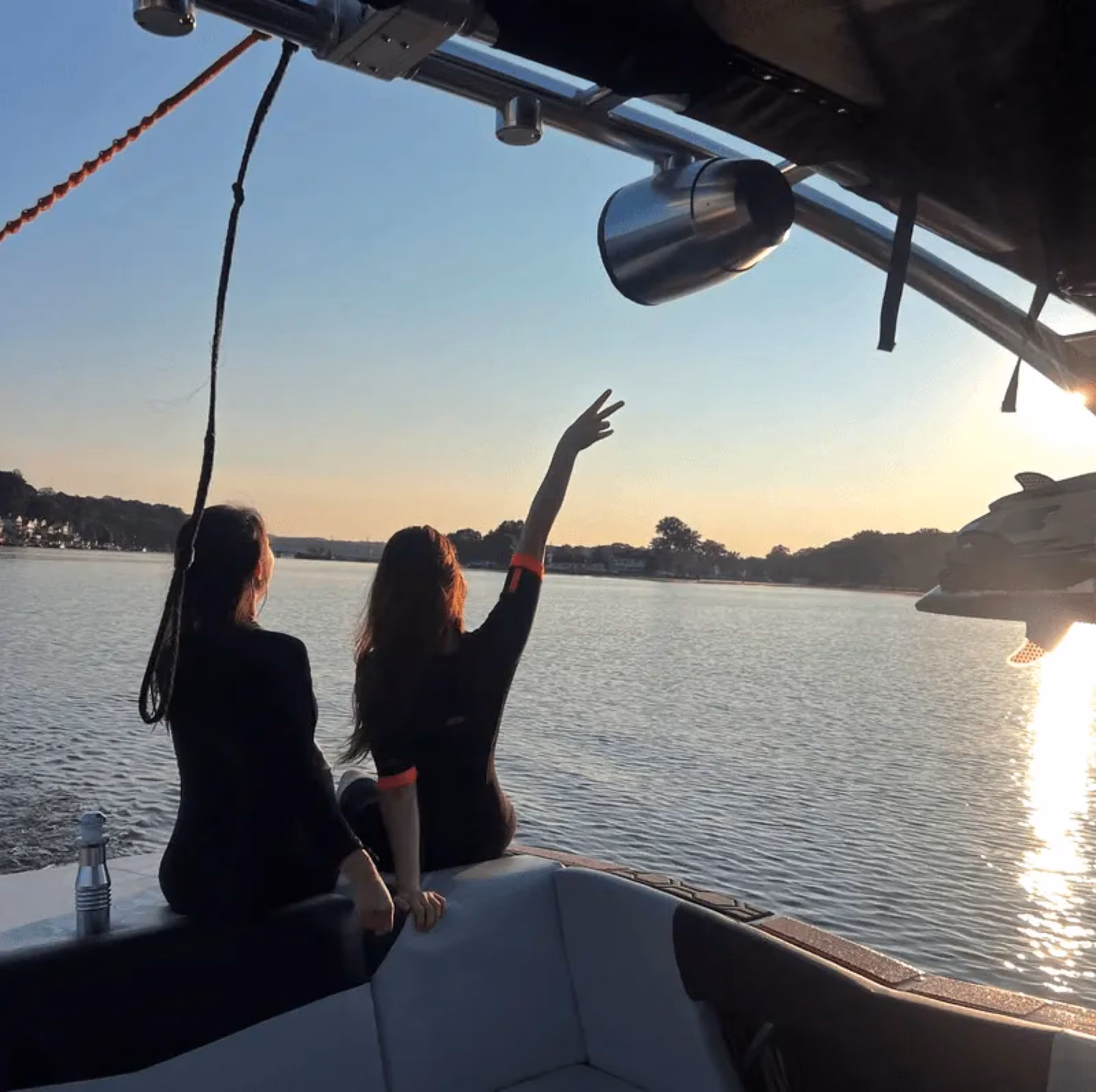 Celebrando al atardecer en el agua