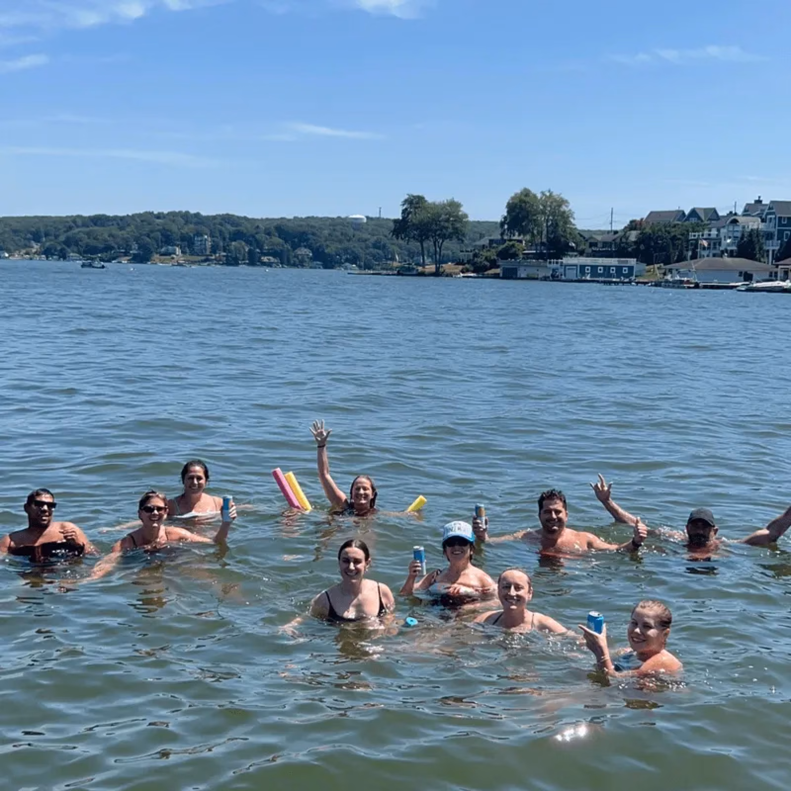 Nadando desde el bote en Lake Hopatcong