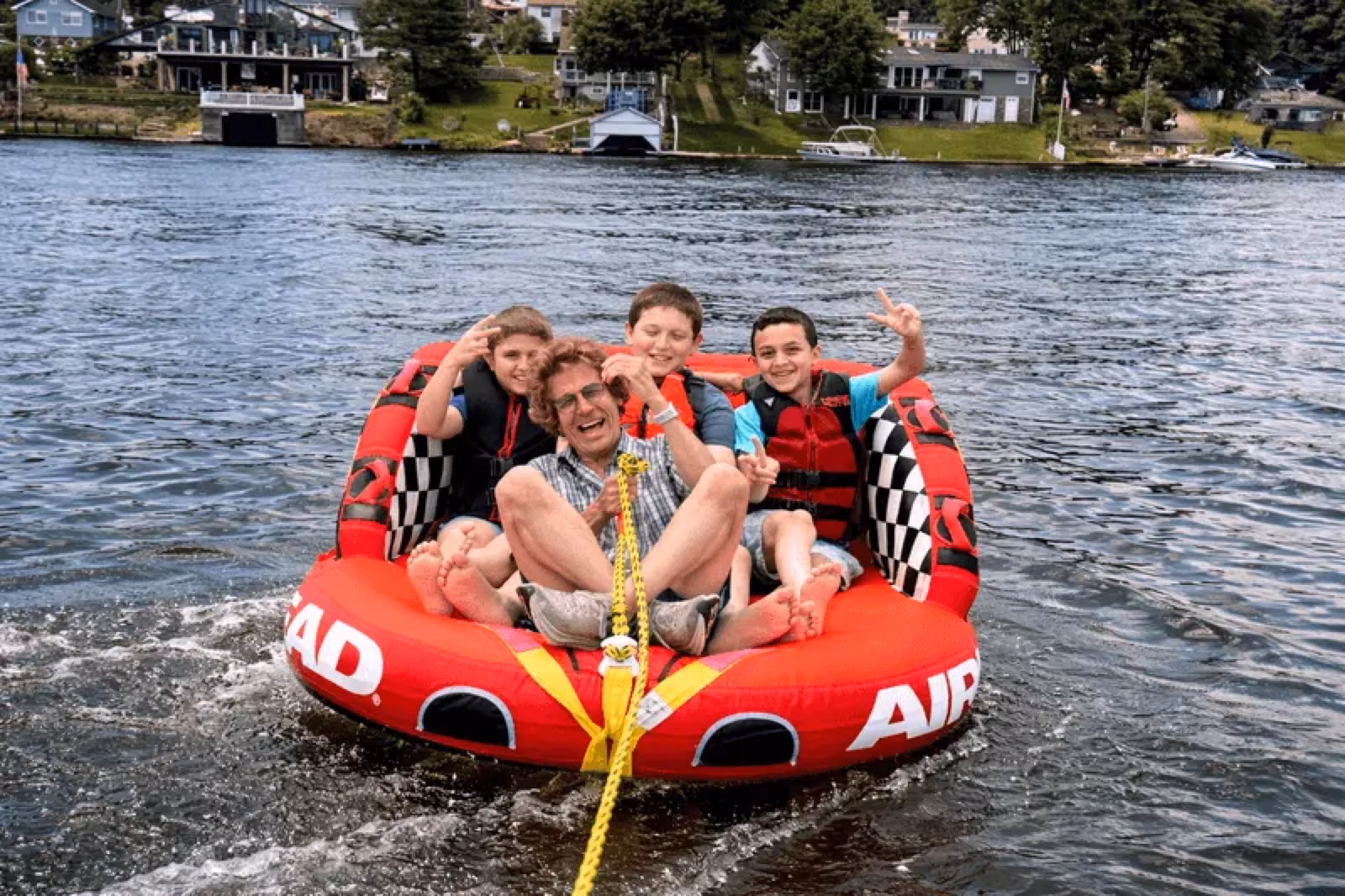 Amigos haciendo tubing en el lago
