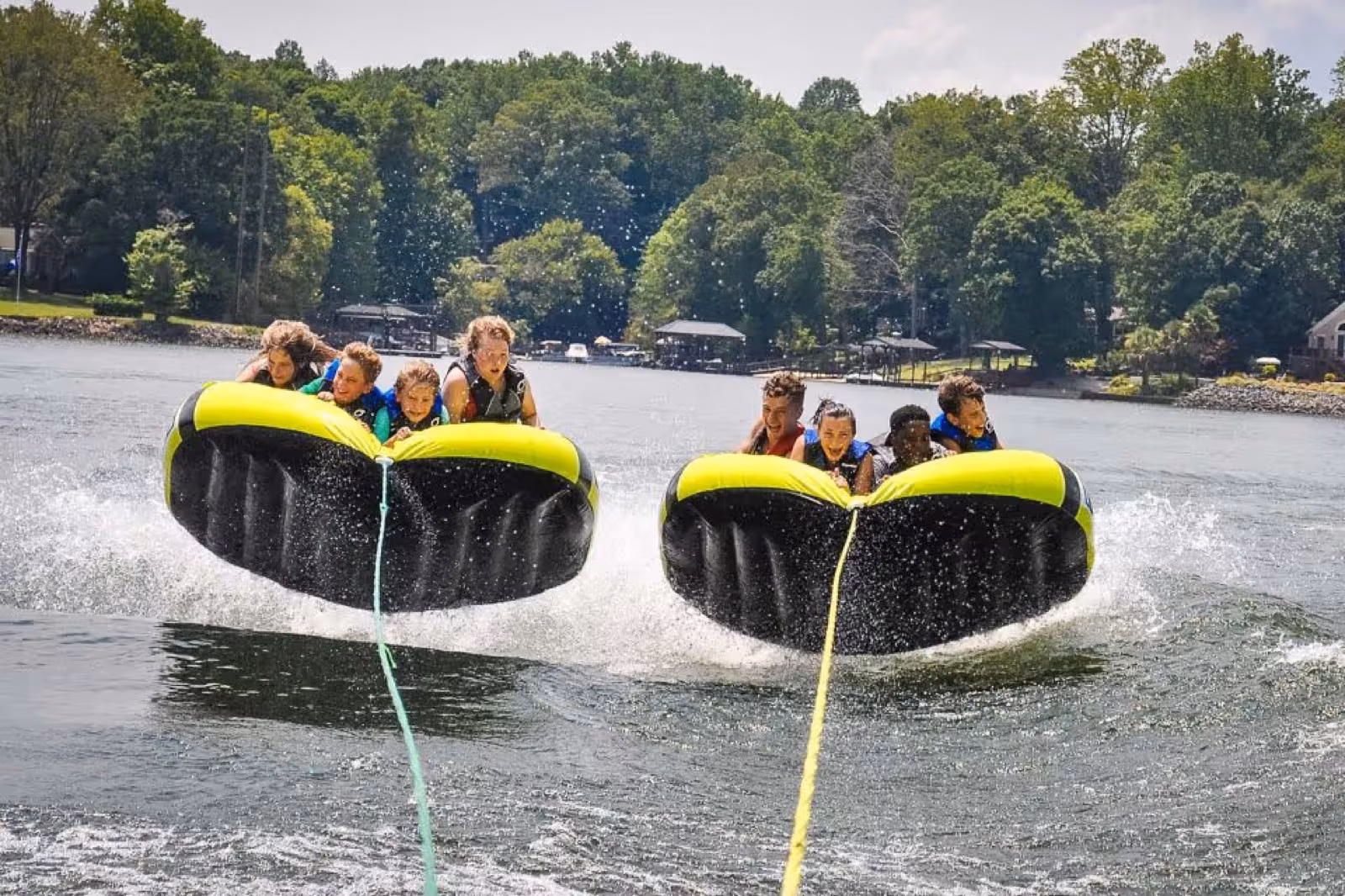 Niños haciendo tubing en el lago