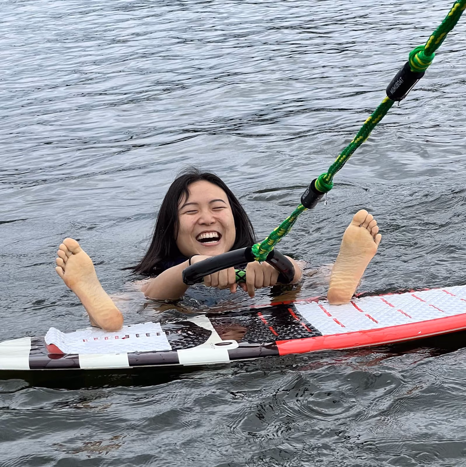 Wakesurf detrás del bote en Lake Hopatcong