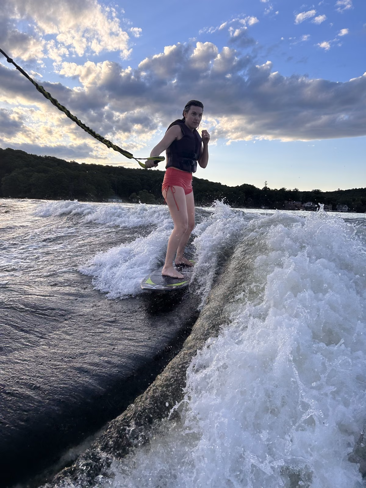 Wakesurf sobre la ola a la hora dorada en Lake Hopatcong