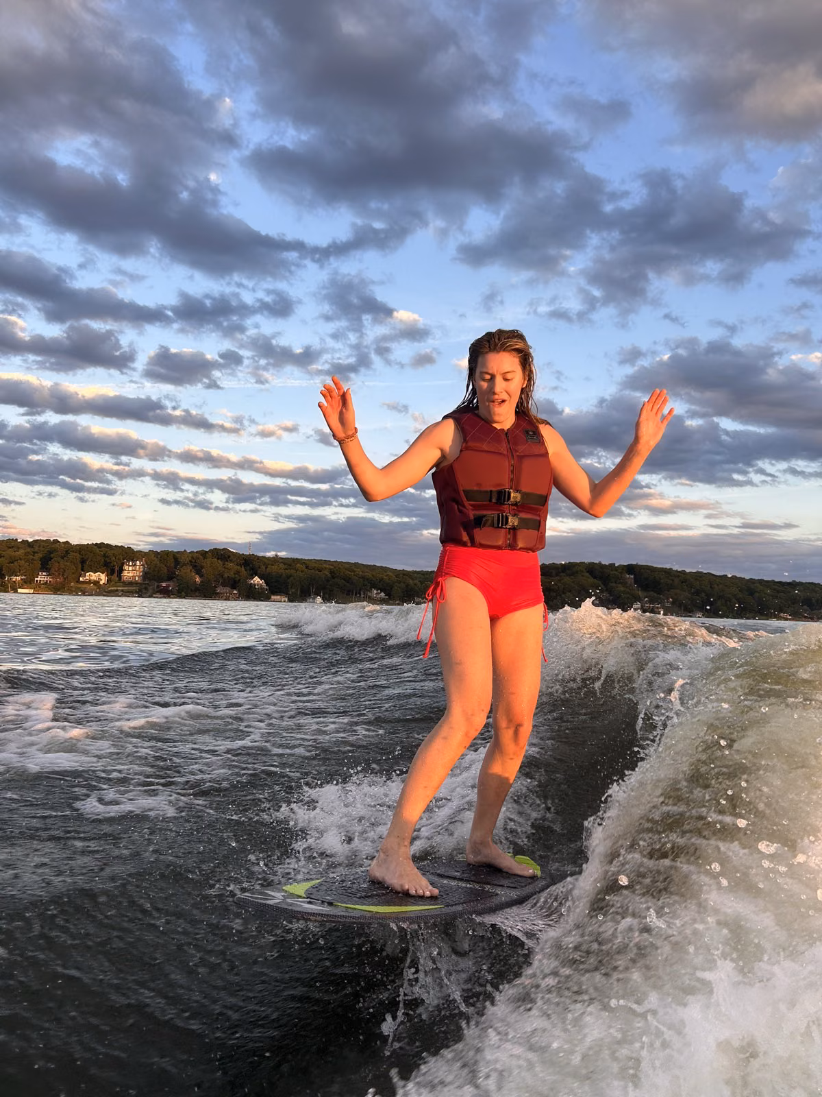 Wakesurf sin cuerda al atardecer en Lake Hopatcong